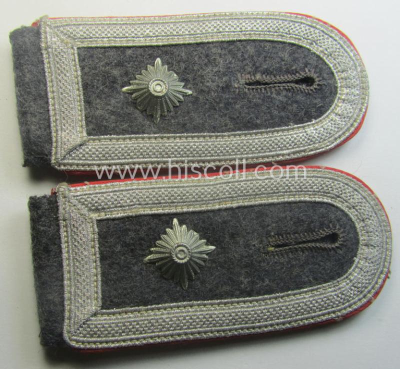 Neat - and/or fully matching! - pair of WH (Luftwaffe) NCO-type shoulderstraps as piped in the bright-red branchcolour as was intended for a: 'Feldwebel o. Wachtmeister der Flak-Art.-Trpn.'