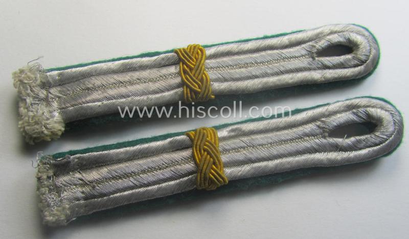 Pair of WH (Luftwaffe) officers'-type shoulderboards as intended for a medium-ranked administrative-official ie. officer and: 'Leutnant' (or: 'Beambte des mittleren Dienstes')