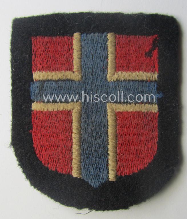 Stunning - and rarely encountered! - Waffen-SS, Norwegian 'volunteer'-armshield as was intended for usage by soldiers of (amongst others) the: '6. Gebirgs-Division der SS' (“Nord”) and that comes in a 'virtually mint- ie. unissued'-, condition