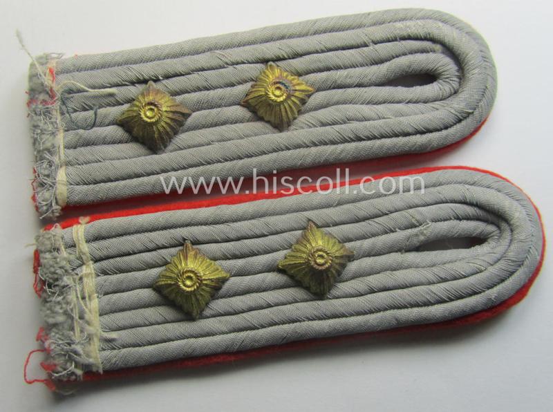 Fully matching pair of WH (Heeres) officers'-pattern shoulderboards as piped in the bright-red-toned branchcolour as was specifically intended for a: 'Hauptmann eines (Sturm)Artillerie-Rgts. o. Abtgs.'