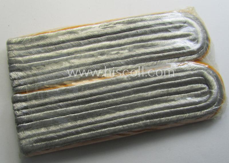 Interesting - and 'virtually mint ie. unissued'! - pair of WH (Luftwaffe), officers'-type shoulderboards: 'Leutnant der Flieger- o. Fallschirmjäger-Trpn.'