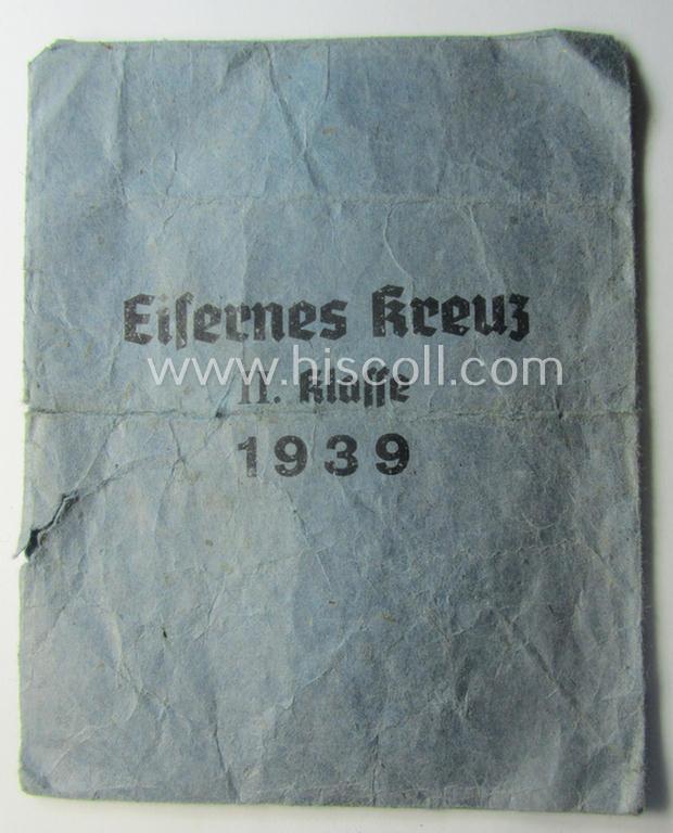Medal-pouch entitled: 'Eisernes Kreuz 2. Klasse 1939' being a (typical) bluish-coloured example as executed in: 'Zellstoff'-based paper as was produced by the (Austrian) maker- (ie. 'Hersteller'): 'Brüder Schneider A.G. - Wien VI'