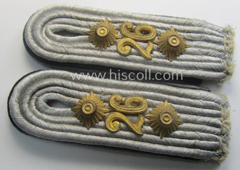 Attractive - and fully matching! - pair of WH (Heeres) neatly 'cyphered', officers'-type shoulderboards as (dual)piped in the black-coloured branchcolour as was intended for a: 'Hauptmann der Res. des Pionier-Batallions 26'