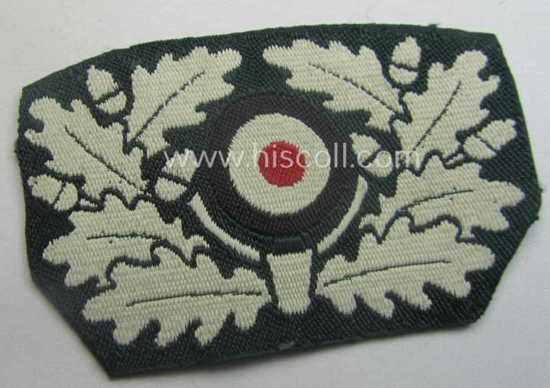 First pattern, WH (Heeres) officers'-type cocarde (as executed in white in so-called: 'BeVo'-weave pattern) as was specifically intended for usage on the: WH 'Knautschmützen' ie. 'Alter-art'-visor-caps