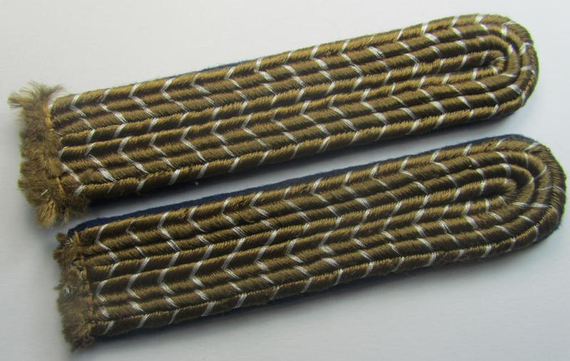 Fully matching pair of SA (ie. 'Sturmabteilungen') EM-shoulderboards (ie. 'Schulterstücken für Mannschaften der Marine-SA, bzw. Sanitätsstürme') being a 'mint- ie. unissued' pair that still retains both its 'RzM'-etikets