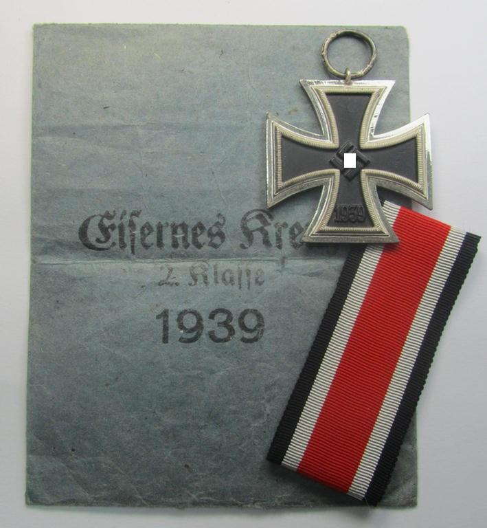 Attractive, 'Eisernes Kreuz 2. Kl.' (ie. Iron Cross 2nd Class) being a maker- (ie. '13'-) marked example that comes stored in its period 'Zellstoff'-based pouch as was produced by the: 'Gustav Brehmer'-company