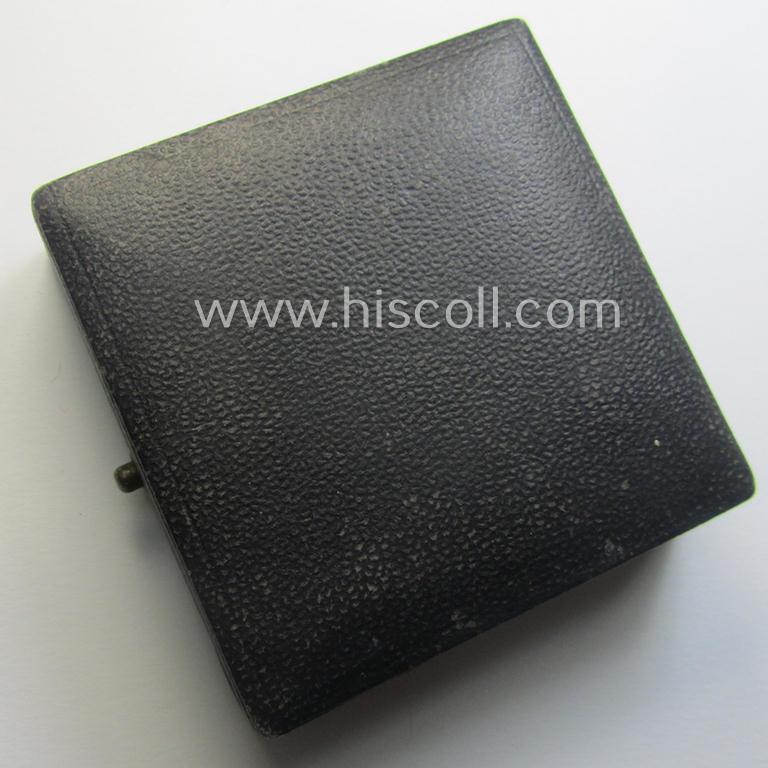 'Verwundeten-Abzeichen in Gold' being a non-maker-marked- and typical 'Buntmetall'-based (ie. 'thin-pinned'!) example that comes stored in its maker- (ie. 'Hauptmünzamt - Wien'-) marked etui as issued