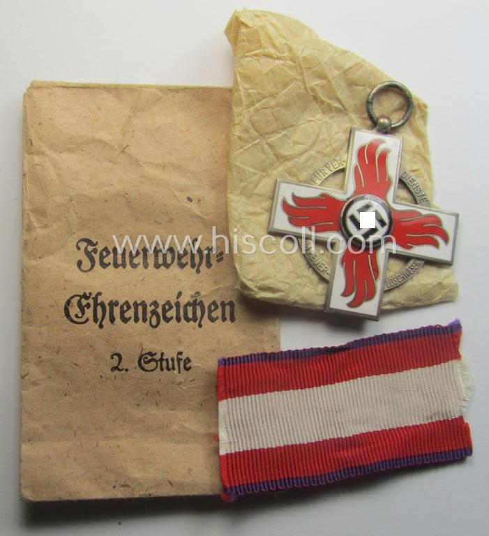 Fully complete, 'Feuerwehr-Ehrenzeichen der II. Stufe' that comes together with its shortened piece of ribbon (ie. 'Bandabschnitt') and (rarely seen!) period, 'Zellstoff'-based pouch as issued and/or recently found