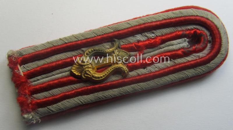 Single, WH (LW) 'cyphered', NCO-type shoulderboard as piped in the bright-red-coloured branchcolour as was specifically intended for a: 'Unterwachtmeister u. Musiker der Flak-Art.-Trpn.'