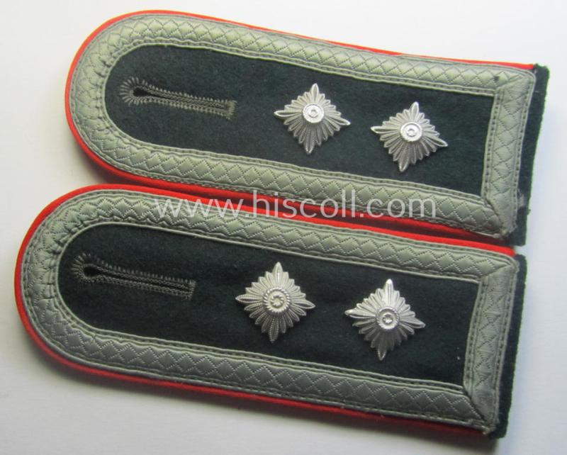 Pair of WH (Heeres) early-war-period- (ie. 'M40'-pattern) NCO-type shoulderstraps as was intended for usage by an: 'Oberwachtmeister eines (Sturm)Art.-Abts. o. Rgts.'