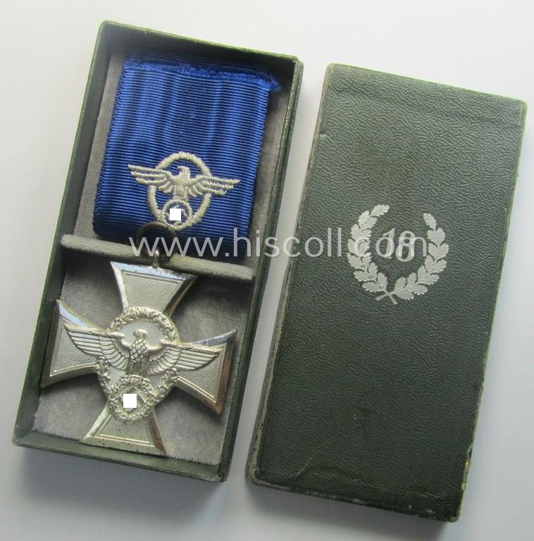 Bright-silver-toned 'Polizei-D.A. 2. Stufe' (or: police loyal-service medal 2nd class) that came together with its period (& long-sized) ribbon (ie. 'Bandabschnitt') and that comes stored in its scarcely seen, green-coloured etui