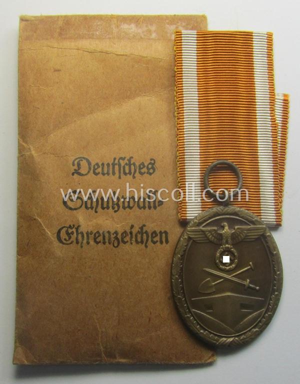 Medal-set: 'Deutsches Schutzwall Ehrenzeichen' (aka: 'Westwall'-medal) being a (typical) non-maker-marked- and/or: typical 'Buntmetall'-based specimen that comes packed in its original pouch of issue by the: 'Peter Wilh. Heb'-company