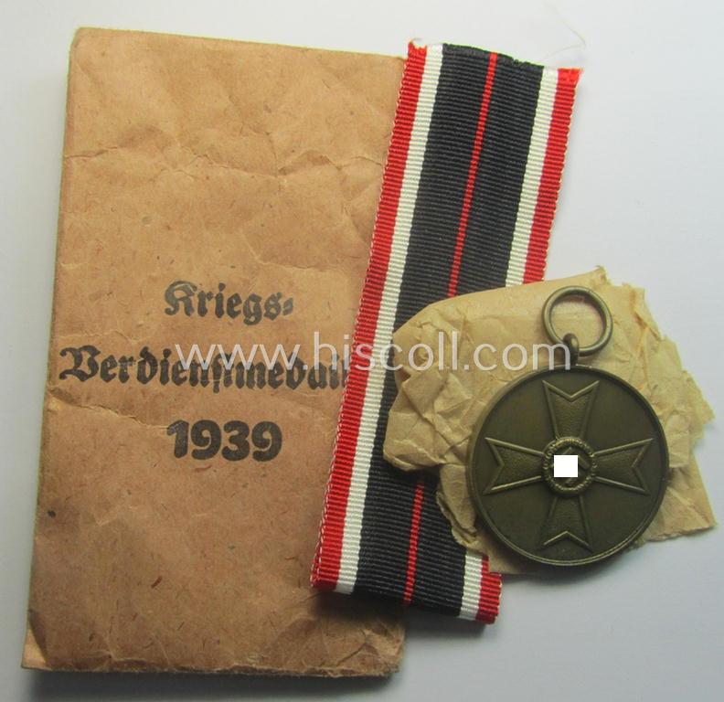 'Kriegsverdienstmedaille 1939'-set comprising of a non-maker-marked- (and/or: typical 'Buntmetall'-based!) specimen that came together with its period-ribbon and 'Zellstoff'-based pouch by the maker: 'Klein & Quenzer A.G. - Oberstein'