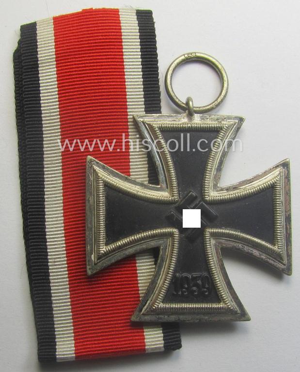 'Eisernes Kreuz II. Klasse' being a maker- (ie. '40'-) marked example that comes together with its non-confectioned ribbon (ie. 'Bandabschnitt') by the maker (ie. 'Hersteller'): 'Berg & Nolte'
