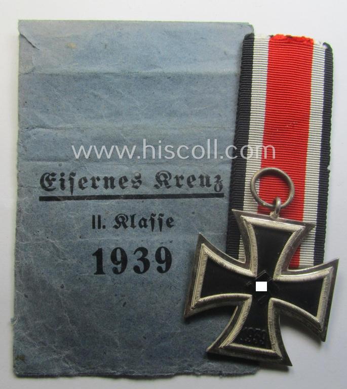 Medal-set: 'EKII. Kl.' comprising of a maker- (ie. '100'-) marked example that comes together with its ribbon (ie. 'Bandabschnitt') and (rarely seen!) 'Zellstoff'-based pouch as produced by the maker (ie. 'Hersteller'): 'Wächtler & Lange'