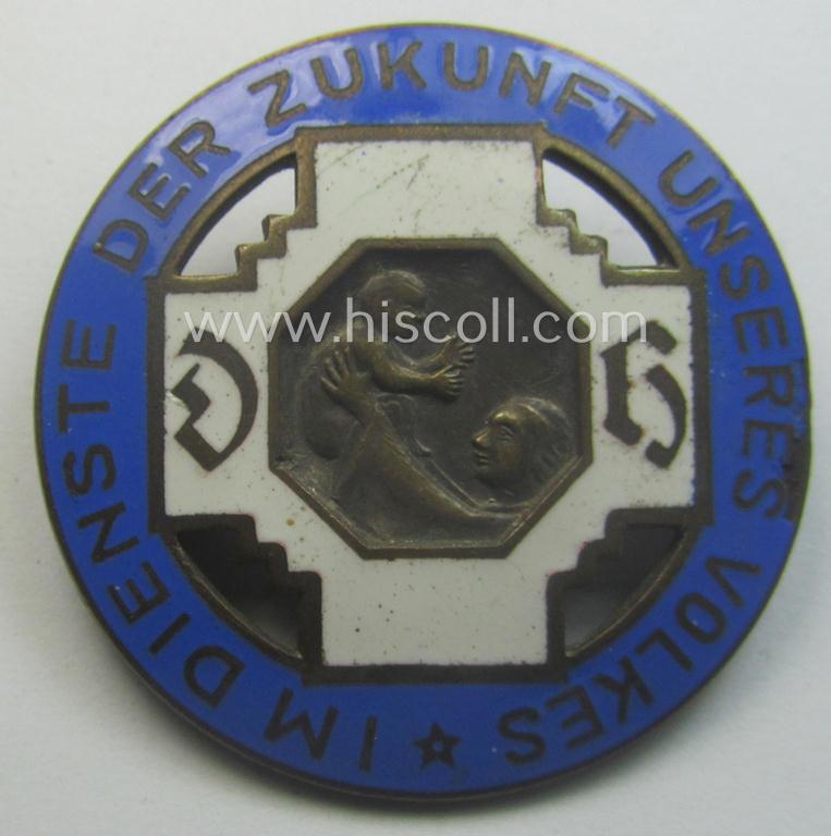 Enamelled, TR-period lapel-pin (ie. 'service-brooch' or: 'Dienstbrosche') as was intended for a female member who served within the: 'Allgemeiner Deutscher Hebammenverband' (or 'ADHV')