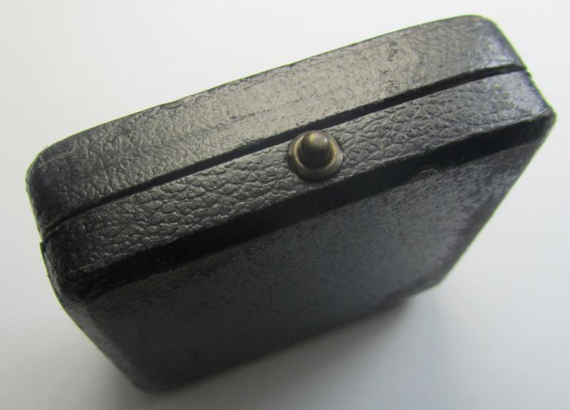 Attractive - albeit empty! - luxuriously-styled etui as was specifically intended to store an: 'Eisernes Kreuz 1. Klasse' (or: Iron Cross 1st class) that comes in an overall nicely preserved condition