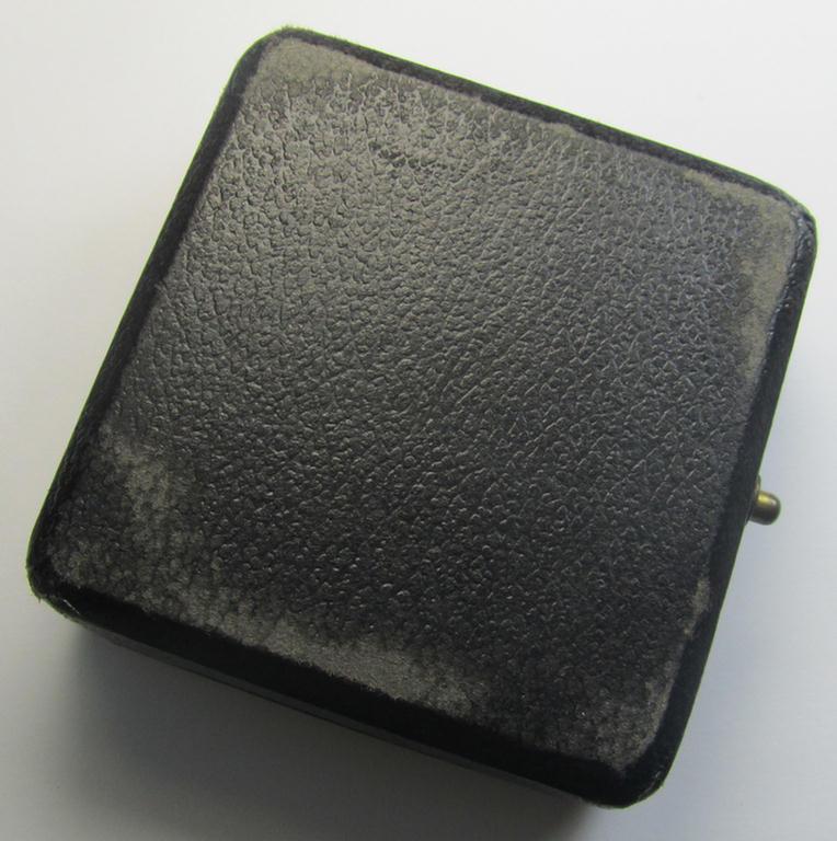 Attractive - albeit empty! - luxuriously-styled etui as was specifically intended to store an: 'Eisernes Kreuz 1. Klasse' (or: Iron Cross 1st class) that comes in an overall nicely preserved condition