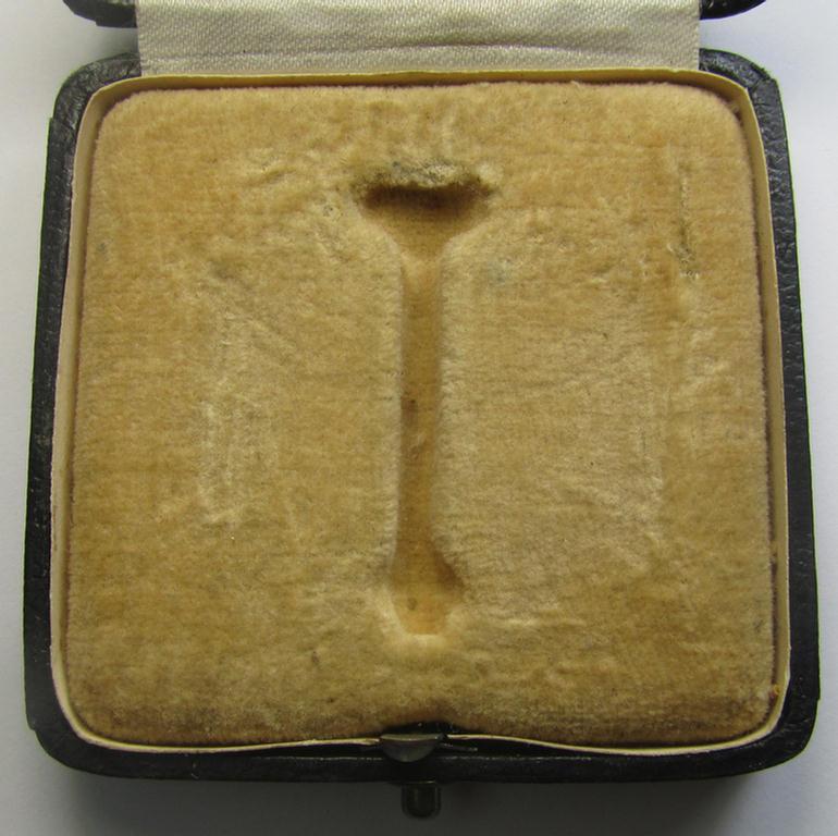Attractive - albeit empty! - luxuriously-styled etui as was specifically intended to store an: 'Eisernes Kreuz 1. Klasse' (or: Iron Cross 1st class) that comes in an overall nicely preserved condition