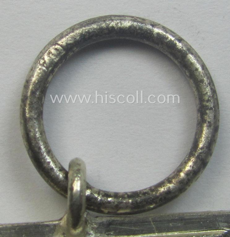 'Eisernes Kreuz II. Klasse' being a maker- (ie. '40'-) marked example that comes together with its non-confectioned ribbon (ie. 'Bandabschnitt') by the maker (ie. 'Hersteller'): 'Berg & Nolte'