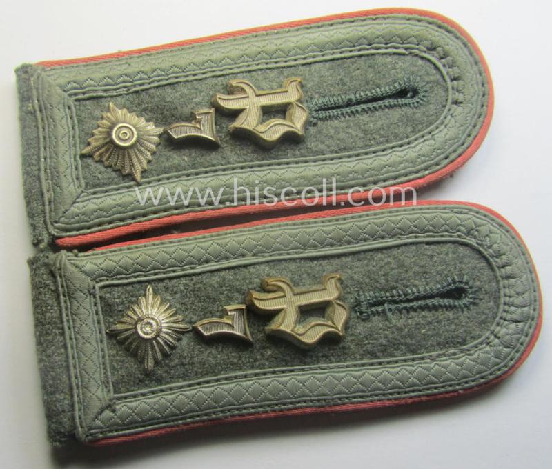 Pair of WH (Heeres) 'M40 o. M41'-pattern, 'cyphered' NCO-type shoulderstraps as piped in the bright-pink-coloured branchcolour as was intended for a: 'Feldwebel des Panzerabwehr-Abtlgs. 7' (ie. 'Divisionseinheit der 7. Inf.-Div.')