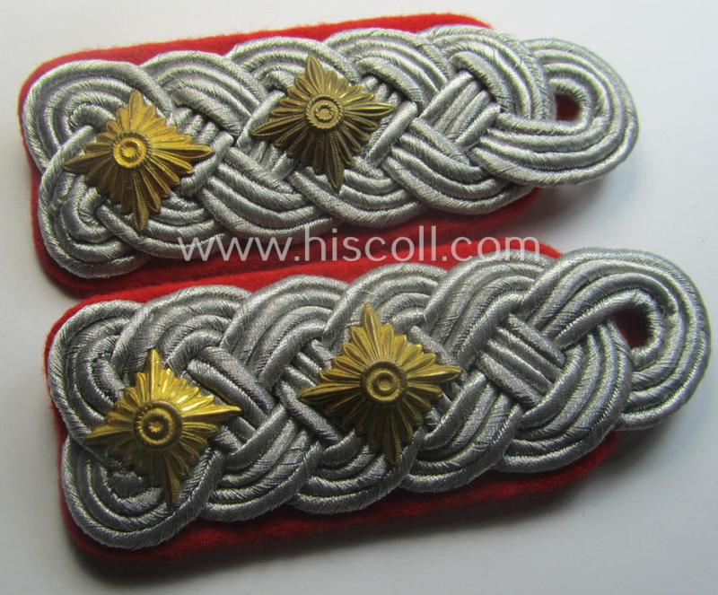 Pair of WH (Luftwaffe) officers'-type shoulderboards as piped in the bright-red-coloured branchcolour was intended for usage by an: 'Oberst eines Flak-Artillerie Rgts. o. Abtlgs.'