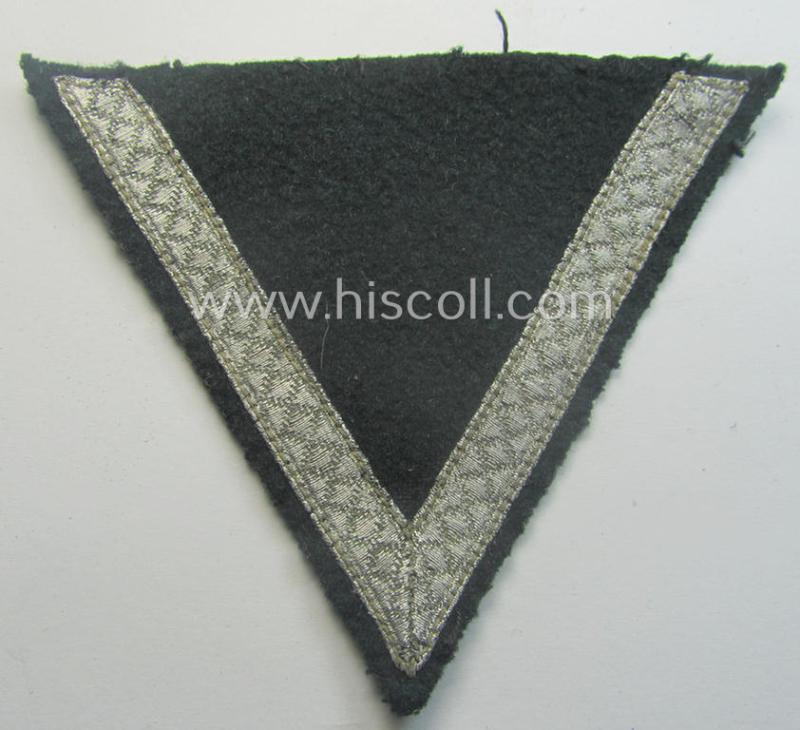 WH (Heeres) 'Armwinkel' (or: arm-chevron) as executed on typical darker-green-coloured wool as was specifically intended for usage by a soldier with the rank of: 'Gefreiter'