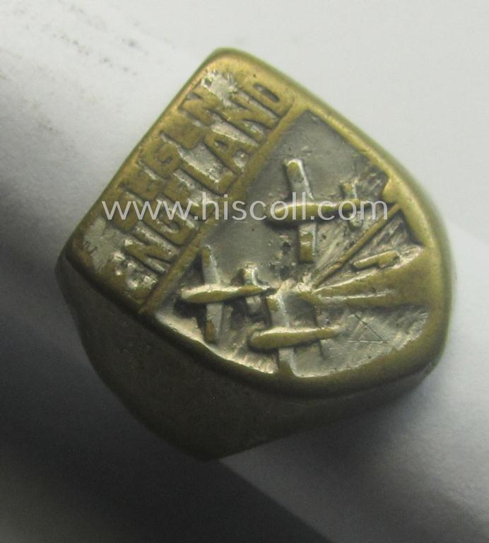 WH (LW, Heeres, KM etc.) related, metal-based so-called: 'souvenir'-ring depicting an illustration of three flying planes coupled with the text: 'Gegen Engeland'