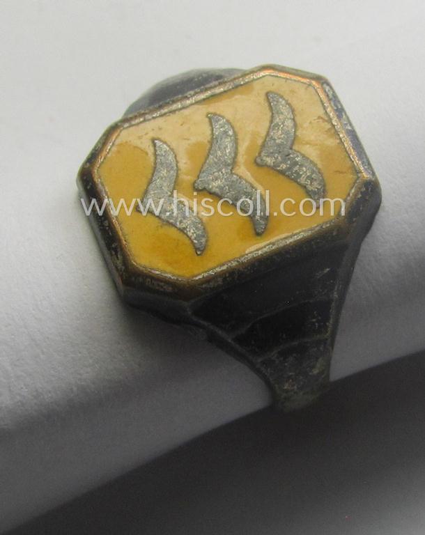 Attractive, WH (Luftwaffe ie. 'Flieger/Fallschirmjäger'-) related, metal-based- (and neatly enamelled!) so-called: 'souvenir'-ring depicting a (golden-yellow-toned, 'three-winged'): 'Kragenspiegel'-device