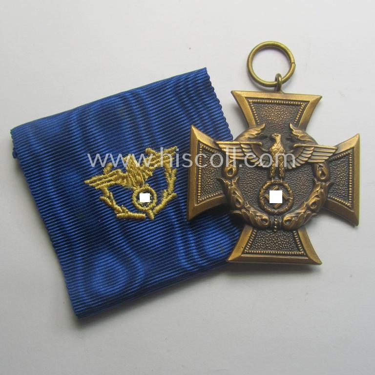 'Zollgrenzschütz-Ehrenzeichen' (or: customs loyal-service medal) that comes together with its full-length ribbon (ie. 'Bandabschnitt')