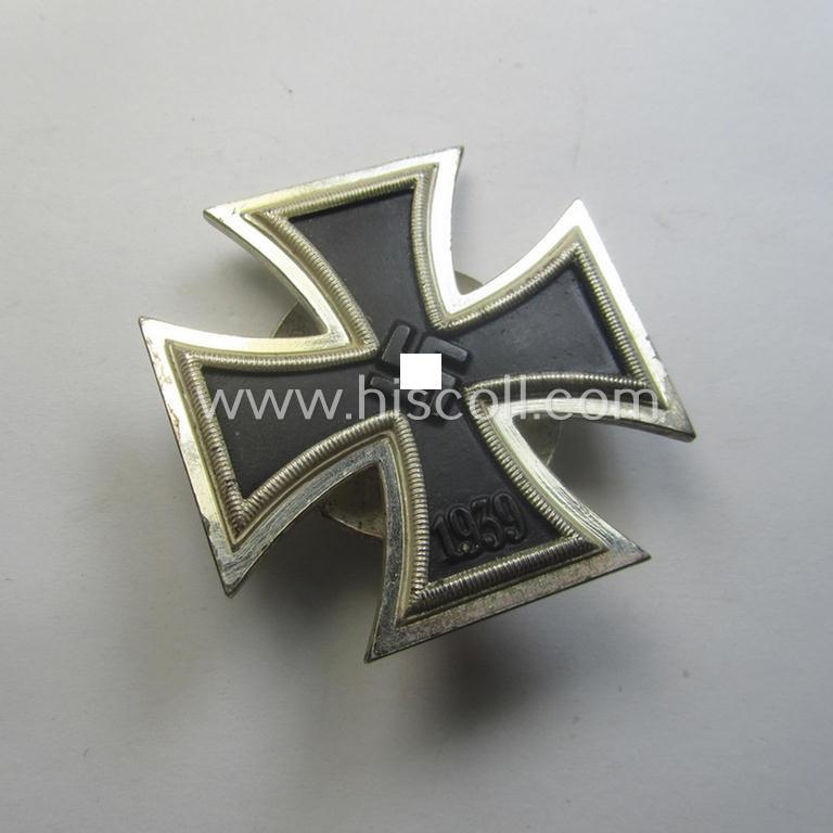 Superb - and minimally used! - 'EK 1. Kl.' (or: Iron Cross 1st class) as executed in the scarcely seen so-called: 'screw-back'-pattern being a typical non-maker-marked example as was (I deem) produced by the 'Hersteller': 'Wächtler u. Lange'