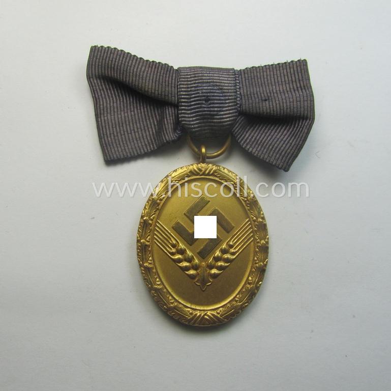 Superb - and very rarely encountered! - example of a: 'RAD der weiblichen Jugend' (or: RADwJ) so-called: 'Dienstauszeichnung 1. Stufe in Gold' that comes mounted onto its period-attached ('bow-tie'-shaped!) ribbon (ie. 'Bandabschnitt')