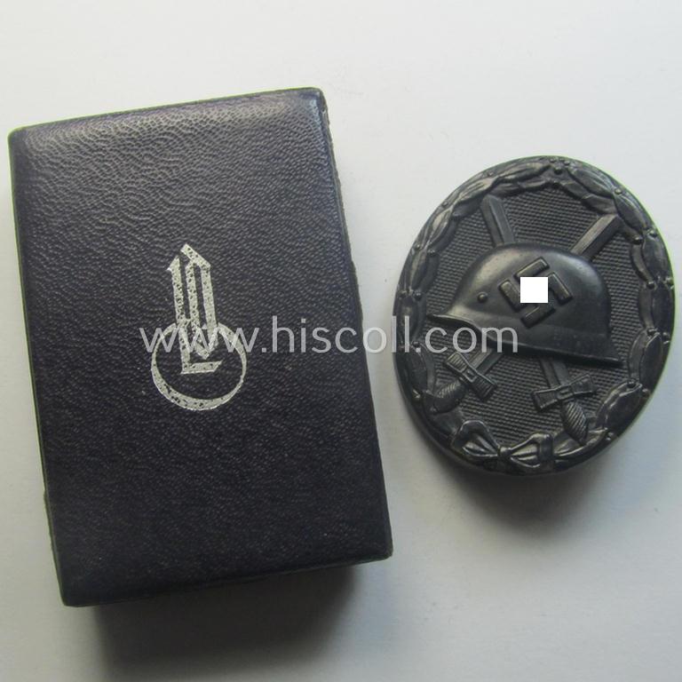 Medal-set: 'Verwundeten-Abz. in Schwarz' (or: black wound-badge) being a maker- (ie. 'L/11'-) marked specimen that comes packed in its original (generic-styled and 2-pieced) 'LDO'-type box of issue (both marked by the: 'Wilhelm Deumer'-company)