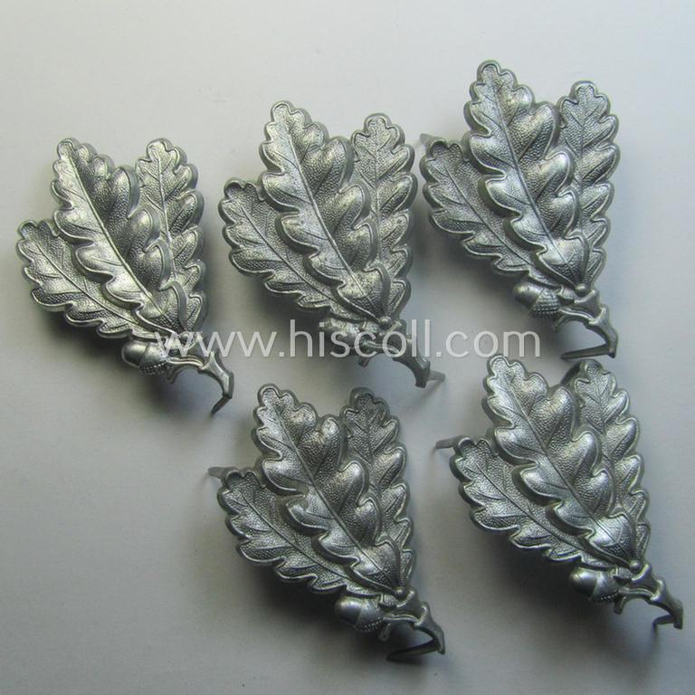 WH (Heeres) silver-coloured so-called: 'M43'-pattern cap-badge (ie. 'Mützenabzeichen') depicting three: 'Eichenlaub'-branches as was used by the various 'Jäger'-related, divisional staff-members