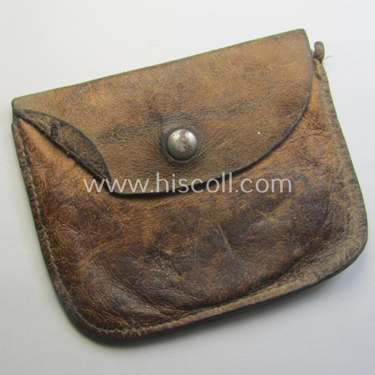 Natural-coloured- and/or genuine leather-based etui (ie. 'Tragetasche') as was intended to store an ID-disc (ie. 'Tragetasche für Erkennungsmarke') and that comes in a clearly used- ie. worn, condition