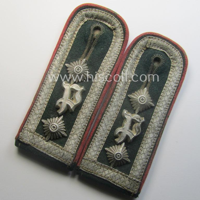 Pair of WH (Heeres) 'M36 o. M40'-pattern, neatly 'cyphered' NCO-type shoulderstraps: 'Oberfeldwebel eines Pz-Jäg.-Abtgs.'