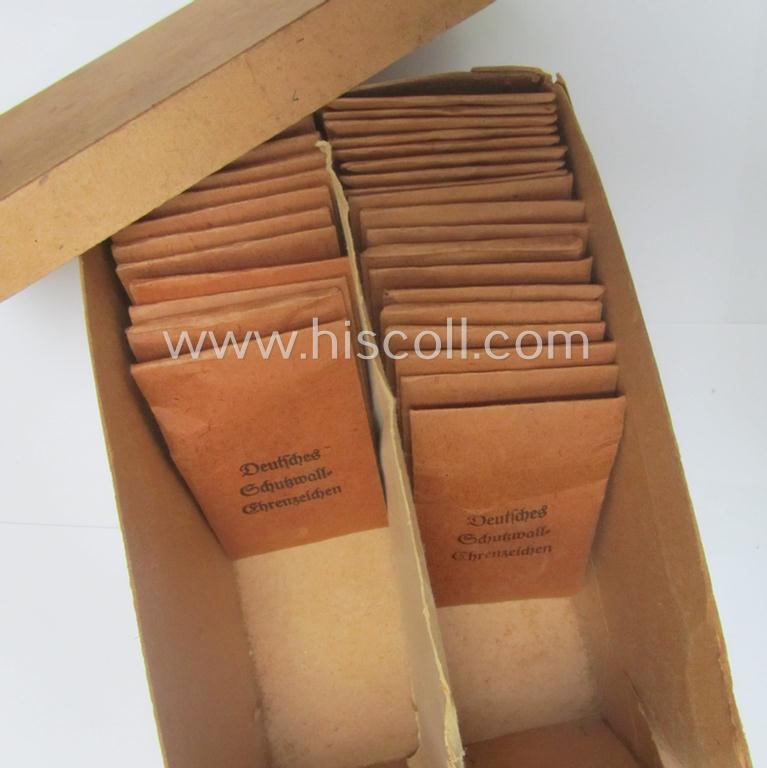 Stunning, 'Deutsches Schutzwall Ehrenzeichen' (aka: 'Westwall'-medal) being a (typical) non-maker-marked- and/or: 'Buntmetall'-based specimen that comes packed in its original pouch of issue by the: 'Friedrich Orth'-company